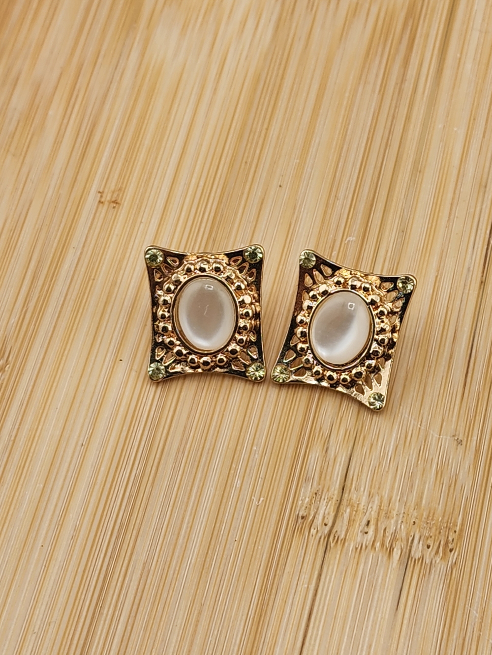 Gold-Tone Square Stud Earrings with Cream Cabochon 0685